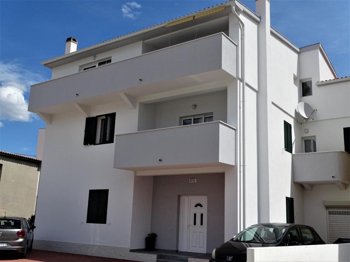 Apartments By The Sea Pag - 16100 باغ المظهر الخارجي الصورة