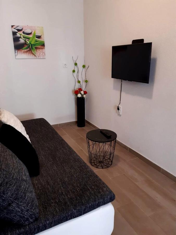 Apartments By The Sea Pag - 16100 باغ المظهر الخارجي الصورة