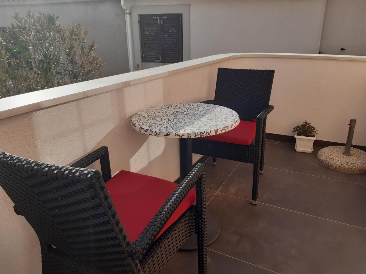 Apartments By The Sea Pag - 16100 باغ المظهر الخارجي الصورة