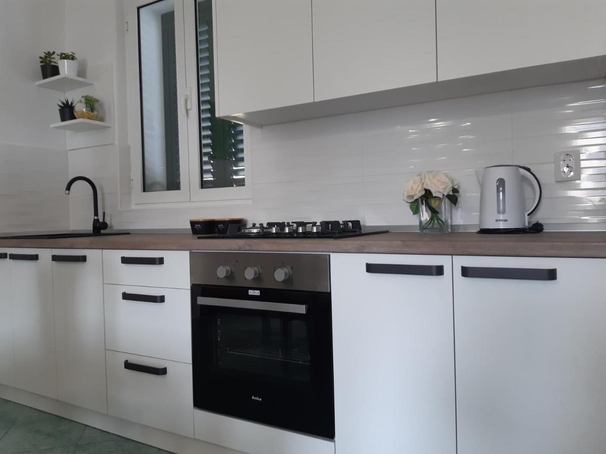 Apartments By The Sea Pag - 16100 باغ المظهر الخارجي الصورة