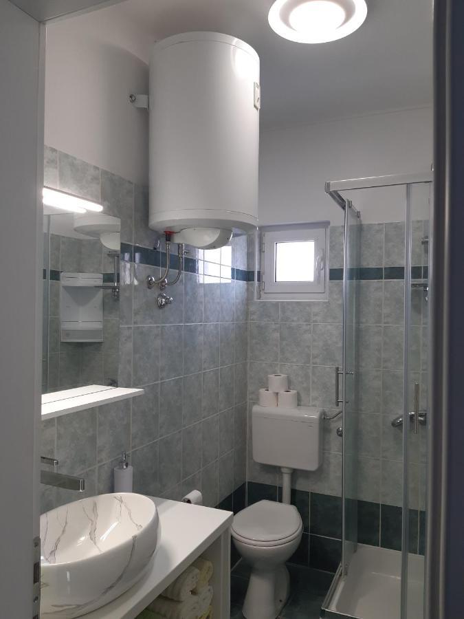 Apartments By The Sea Pag - 16100 باغ المظهر الخارجي الصورة