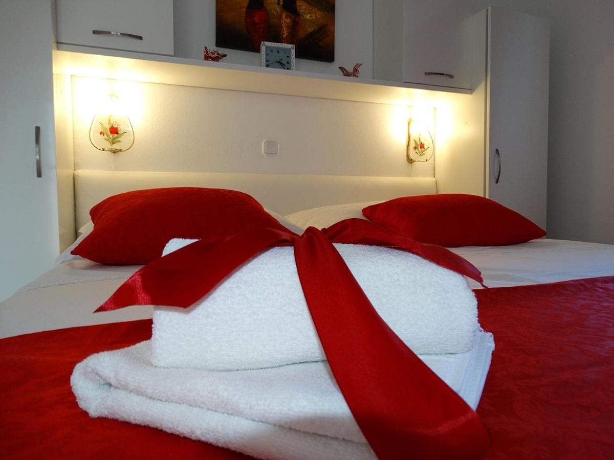 Apartments By The Sea Pag - 16100 باغ الغرفة الصورة