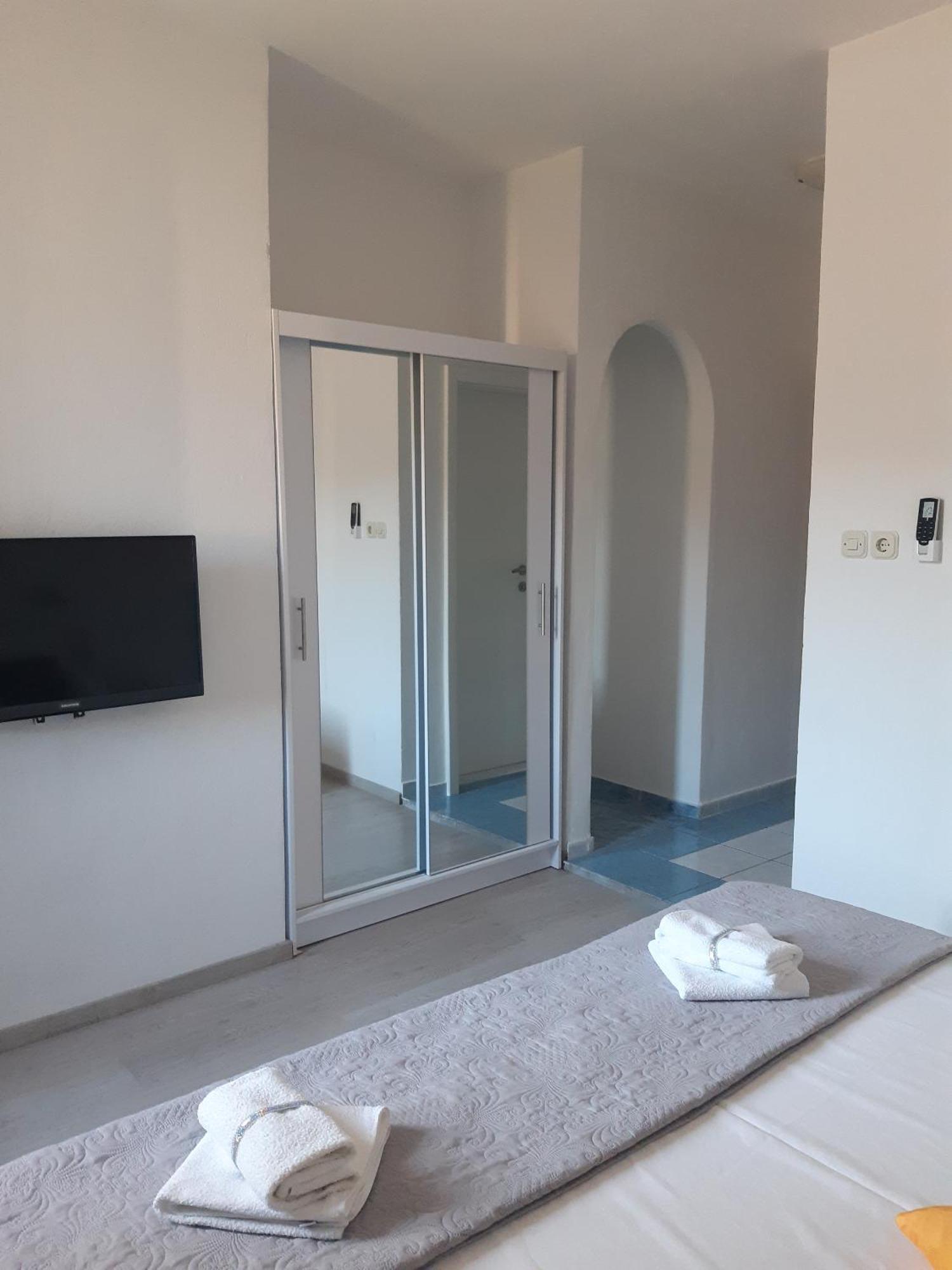 Apartments By The Sea Pag - 16100 باغ الغرفة الصورة