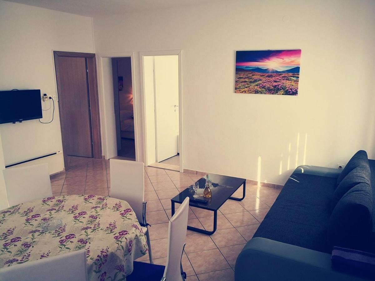 Apartments By The Sea Pag - 16100 باغ الغرفة الصورة